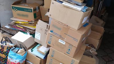 На Франківщині волонтери зібрали понад тисячу кілограмів макулатури, щоб допомогти ЗСУ