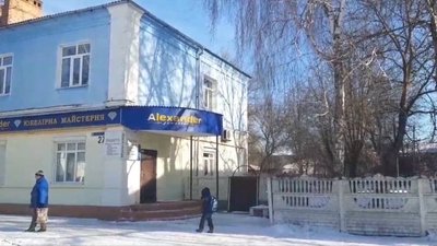 У центрі Прилук троє чоловіків напали на ювелірний магазин: власник поранив одного з них