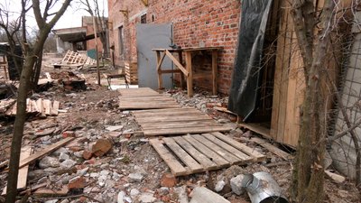 Відбирали лопати в місцевих, щоб вирити окопи: місяць російської окупації у Вишневому Відбирали лопати в місцевих, щоб вирити окопи: місяць російської окупації у Вишневому
