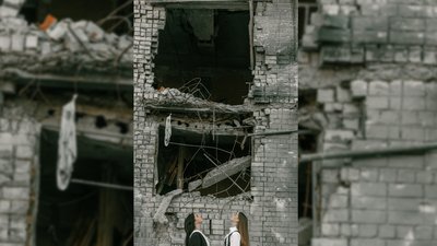 Фотограф з Івано-Франківська відзняв випускників на руїнах Чернігова. ФОТОРЕПОРТАЖ Фотограф з Івано-Франківська відзняв випускників на руїнах Чернігова. ФОТОРЕПОРТАЖ