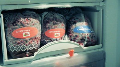 Квасять овочі, морозять ягоди і сушать трави: як готуються до зими у школах та дитсадках на Вінниччині Квасять овочі, морозять ягоди і сушать трави: як готуються до зими у школах та дитсадках на Вінниччині