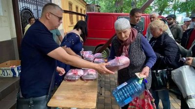 Миколаївські волонтери роздають щодня понад тисячу комплексних обідів Миколаївські волонтери роздають щодня понад тисячу комплексних обідів