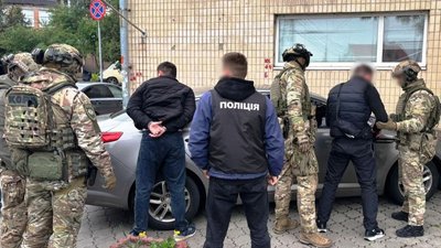 Вимагали гроші у неповнолітнього та погрожували вбивством: трьом вінничанам оголосили про підозру Вимагали гроші у неповнолітнього та погрожували вбивством: трьом вінничанам оголосили про підозру