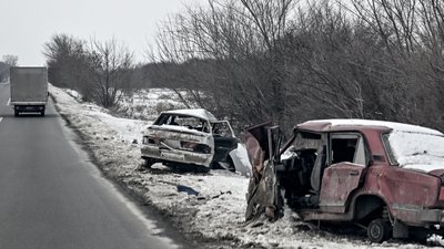 Спалені російськими обстрілами автівки на дорозі на Донеччині 23 січня 2026 року