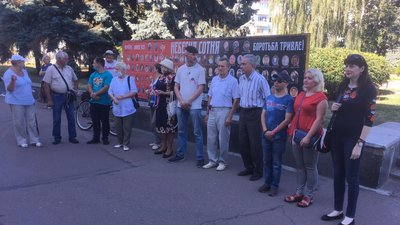 Житомиряни із червоно-білими стрічками та закликами вийшли підтримати білоруський народ