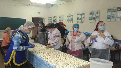 Тернопільські волонтери відвезуть бійцям на Схід п'ять тисяч вареників Тернопільські волонтери відвезуть бійцям на Схід п'ять тисяч вареників