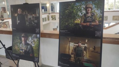 Портрети бійців на фотовиставці "Довжиною у війну" в Тернополі Портрети бійців на фотовиставці "Довжиною у війну" в Тернополі