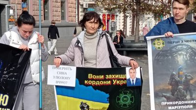 У Дніпрі пройшла акція на підтримку полонених "азовців" У Дніпрі пройшла акція на підтримку полонених "азовців"
