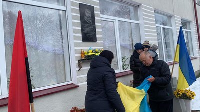 Меморіальну таблицю відкривають рідні Романа Могили (Савчука) Меморіальну таблицю відкривають рідні Романа Могили (Савчука)