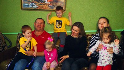 "Віддали усі свої кімнати", — родина з Вінниччини прихистила переселенців із сімома дітьми