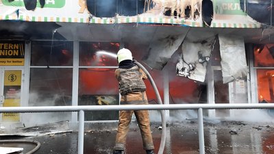 У Харкові внаслідок обстрілів сталася пожежа у магазині: вогонь гасили понад чотири години У Харкові внаслідок обстрілів сталася пожежа у магазині: вогонь гасили понад чотири години