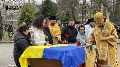 У Полтаві прощаються із військовим "Азову" Віталієм Грицаєнком У Полтаві прощаються із військовим "Азову" Віталієм Грицаєнком