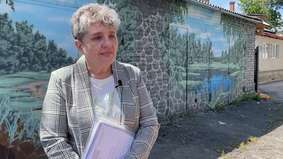 Місцеві скаржаться на сморід через сміття, яке накопичив сусід у центрі Полтави: що робити