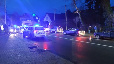 ДТП в Ужгороді: автомобіль не пропустив службове авто, яке їхало на виклик ДТП в Ужгороді: автомобіль не пропустив службове авто, яке їхало на виклик