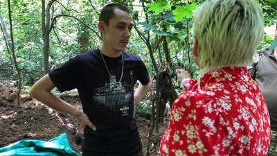 У сукні та на підборах до позицій танкістів. Миколаївська волонтерка приїхала на Донеччину заради зустрічі із братом У сукні та на підборах до позицій танкістів. Миколаївська волонтерка приїхала на Донеччину заради зустрічі із братом
