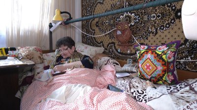 Вишиває однією лівою рукою: як хмельничанка із церебральним паралічем освоїла техніки вишивання