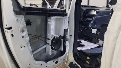 На Франківщині на підприємстві оснащують автомобілі бронею На Франківщині на підприємстві оснащують автомобілі бронею
