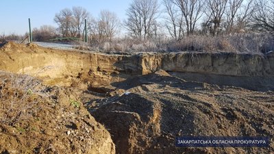 Незаконний видобуток корисних копалин на Ужгородщині: підозрюють директора товариства