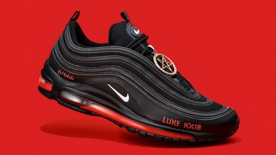Nike подала в суд на творців "сатанинських кросівок" з людською кров'ю Nike подала в суд на творців "сатанинських кросівок" з людською кров'ю