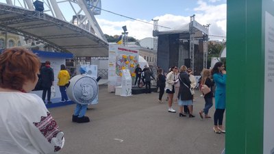 У Києві відкрили виставку "Музей гривні просто неба" з нагоди 25-річчя гривні У Києві відкрили виставку "Музей гривні просто неба" з нагоди 25-річчя гривні