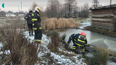 Рівненщина: рятувальники дістали тіло чоловіка з меліоративної канави Рівненщина: рятувальники дістали тіло чоловіка з меліоративної канави