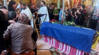 "Це була людина зі стержнем". У Сумах поховали захисника України Іллю Кобченка "Це була людина зі стержнем". У Сумах поховали захисника України Іллю Кобченка
