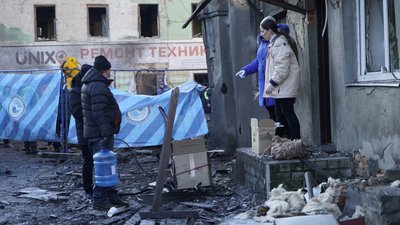 Харків'яни на місці ракетних ударів 16 січня по Холодногірському району в Харкові, 17 січня 2024 року Харків'яни на місці ракетних ударів 16 січня по Холодногірському району в Харкові, 17 січня 2024 року