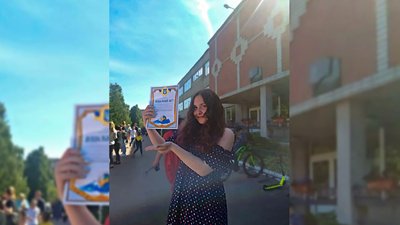Фотограф з Івано-Франківська відзняв випускників на руїнах Чернігова Фотограф з Івано-Франківська відзняв випускників на руїнах Чернігова