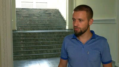 «Літо минуло, а ми сидимо у розвалинах»: на Бобровиці в Чернігові відбудують обстріляний гуртожиток