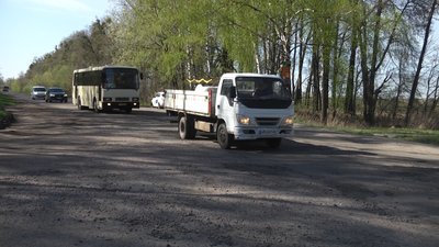 Ями та вибоїни — як лататимуть автодороги державного значення на Житомирщині Ями та вибоїни — як лататимуть автодороги державного значення на Житомирщині