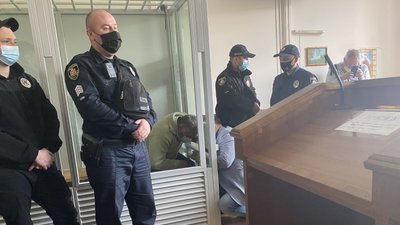 Справа стрілка з Житомирщини: люди прийшли під стіни суду – вимагають довічне ув'язнення Справа стрілка з Житомирщини: люди прийшли під стіни суду – вимагають довічне ув'язнення