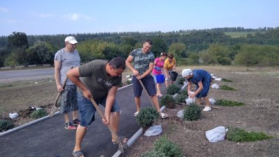 Жителі Гукова висадили кущі на Алеї Пам'яті. Жителі Гукова висадили кущі на Алеї Пам'яті.