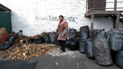 Опале листя біля багатоповерхівок: чому за його вивіз мають платити рівненські ОСББ