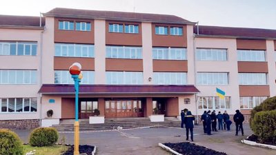 На Прикарпатті затримали 12-річного школяра, який "мінував" школу На Прикарпатті затримали 12-річного школяра, який "мінував" школу