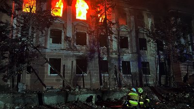 Внаслідок влучання боєприпасів у Миколаєві виникли дві пожежі Внаслідок влучання боєприпасів у Миколаєві виникли дві пожежі