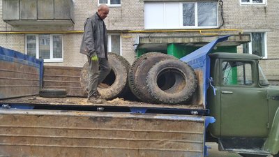 Приберуть усе: з луцьких дворів демонтовують автомобільні шини