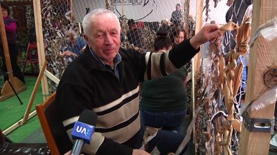У Житомирі волонтери власноруч виготовляють маскувальні сітки У Житомирі волонтери власноруч виготовляють маскувальні сітки