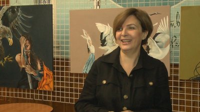 Над картиною "Лелеки", каже Ірина Жара, почала працювати ще до війни. Над картиною "Лелеки", каже Ірина Жара, почала працювати ще до війни.