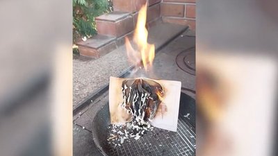 Полковник з Черкащини спалив свій паспорт Російської Федерації Полковник з Черкащини спалив свій паспорт Російської Федерації