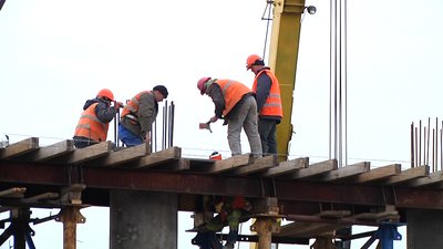 На Житомирщині на чверть завершили будівництво мосту через залізницю на трасі Житомир-Чернівці На Житомирщині на чверть завершили будівництво мосту через залізницю на трасі Житомир-Чернівці