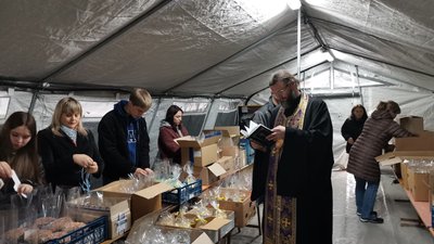 У Полтаві волонтери продають паски, аби зібрати гроші для 116-ї бригади У Полтаві волонтери продають паски, аби зібрати гроші для 116-ї бригади