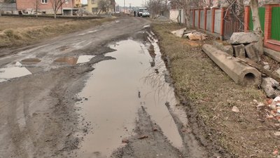 Міська влада не обіцяє заасфальтувати вулиицю Гетьмана Сагайдачного, адже вона не пріоритетна. Фото: Суспільне. Поділля. Міська влада не обіцяє заасфальтувати вулиицю Гетьмана Сагайдачного, адже вона не пріоритетна. Фото: Суспільне. Поділля.