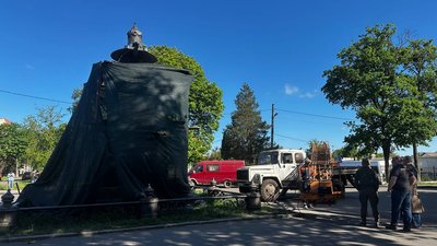 У Полтаві розпочали демонтаж пам'ятника на місці відпочинку Петра І У Полтаві розпочали демонтаж пам'ятника на місці відпочинку Петра І
