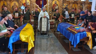 Прощання із полеглими на фронті воїнами у Полтаві 11 серпня