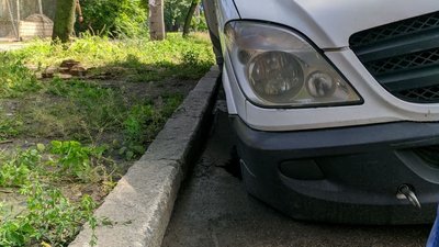 В Миколаєві автівка, на новому асфальті, провалилась двома колесами під землю В Миколаєві автівка, на новому асфальті, провалилась двома колесами під землю