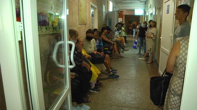 Посадовці дитячої поліклініки кажуть, що у чергах до реєстратури за талончиком до лікаря стоять здебільшого старші люди, які не вміють користуватися гаджетами. Фото: Суспільне.