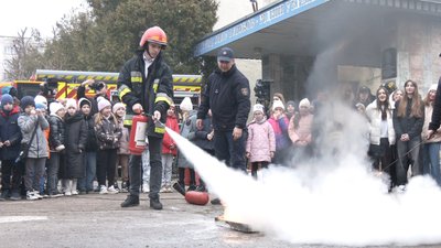 Ілля Кагало вчиться користуватися вогнегасником