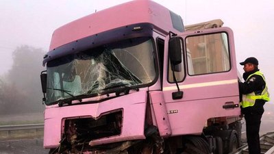 Під Полтавою фура в'їхала в бетонний блок: водій у лікарні
