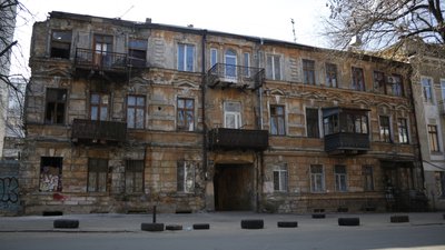 Будинок-пам'ятка в центрі Одеси може провалитися під землю. Що каже влада