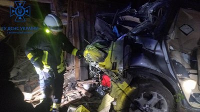 На Волині легковик в'їхав у житловий будинок: водій загинув На Волині легковик в'їхав у житловий будинок: водій загинув